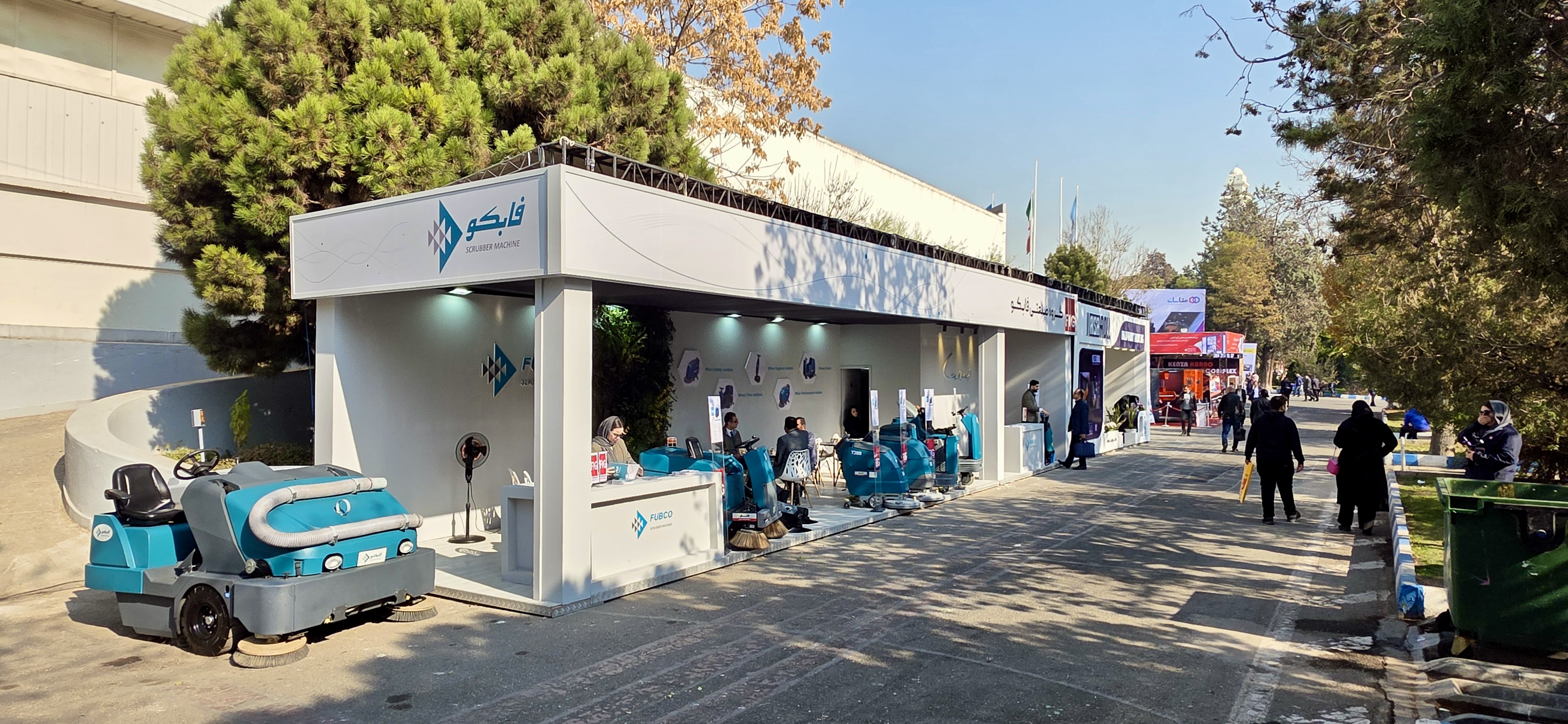 نمای کلی غرفه نظافت صنعتی فابکو: اسکرابرهای سرنشیندار و دستی
